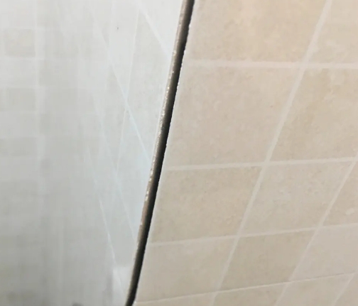 峨边瓷砖空鼓维修公司分享阳台瓷砖脱落的修复过程可以分为以下几个步骤