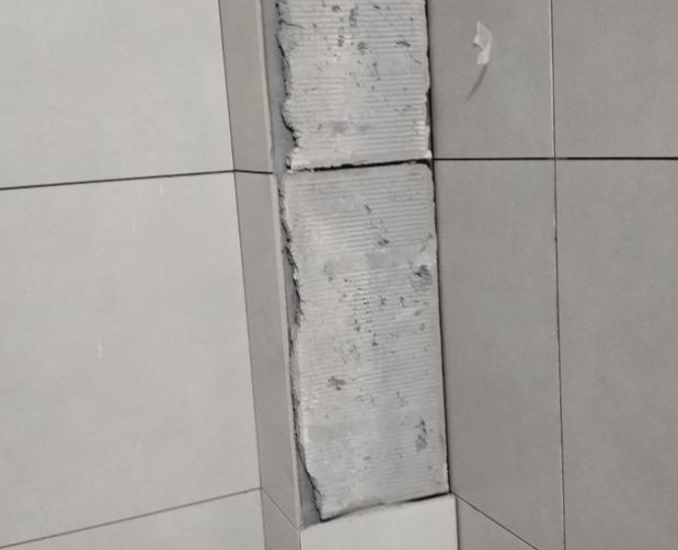 峨边瓷砖空鼓维修公司分享下瓷砖施工前基层浇水润湿程度不足，可能导致以下问题