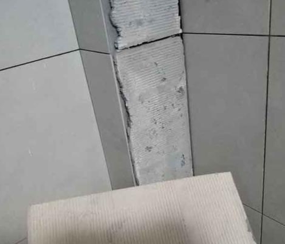 峨边瓷砖空鼓维修公司分享下厨房瓷砖脱落的补救措施。